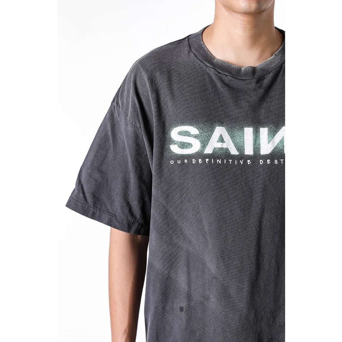 SAINT MXXXXXX SAINT SS TEE/BLK Green SAINT BOX LOGO short sleeves Washed black S-XL Look for cylindrical fabrics without side seams. Don’t buy open ones anymore. It’s boring. Assute garments are dyed. The whole piece is sprayed with horse-hair spray. Then spray it again to fade. The collar and cuffs are frayed. Many places are damaged. Authentic grade printing is restored. Accessories are complete. With little angel anti-counterfeiting label.